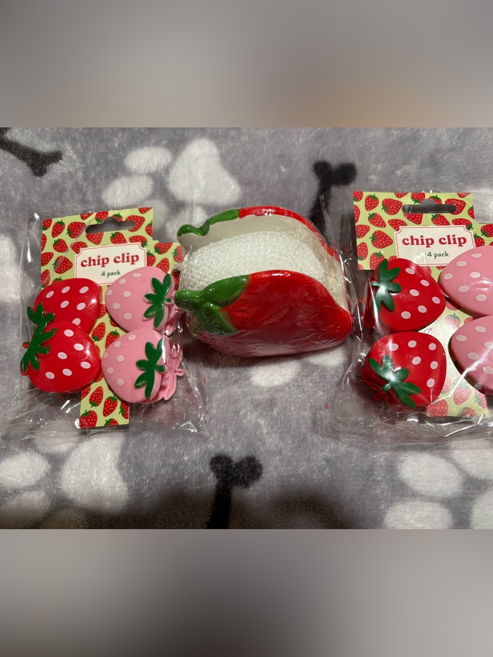 Strawberry Chip Clips & Ceramic Sponge Holder Set - Red/Pink
